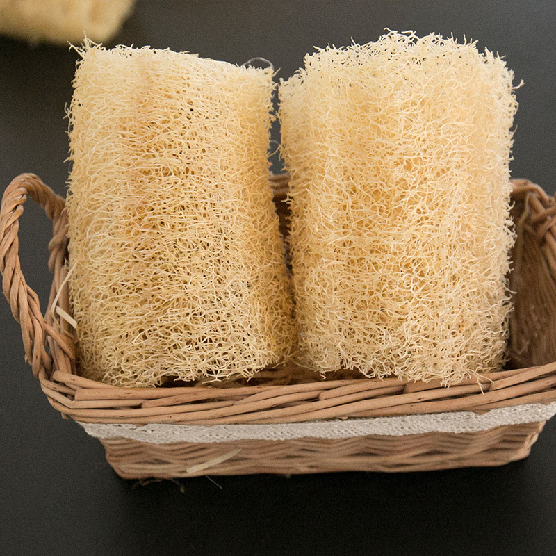 Le luffa doux est de sa couleur d'origine et est livré avec un cordon.