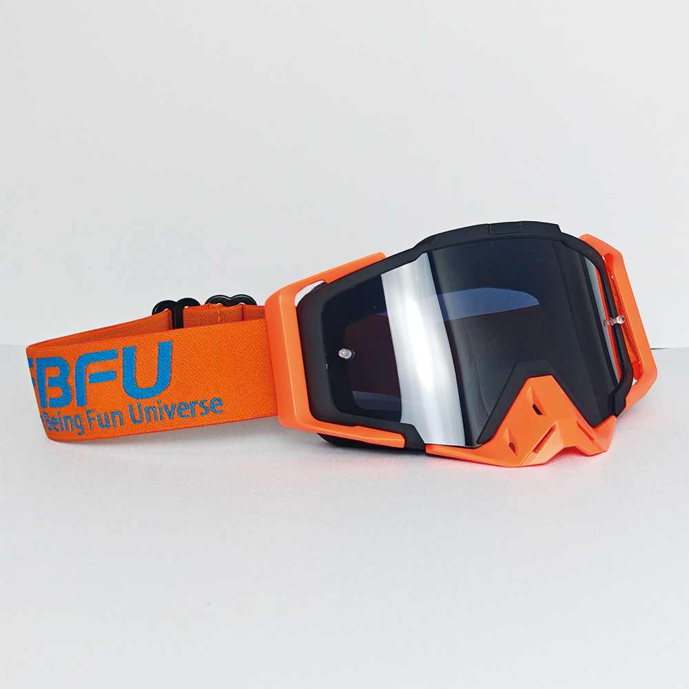 Gafas negras con montura naranja y detalles en negro.