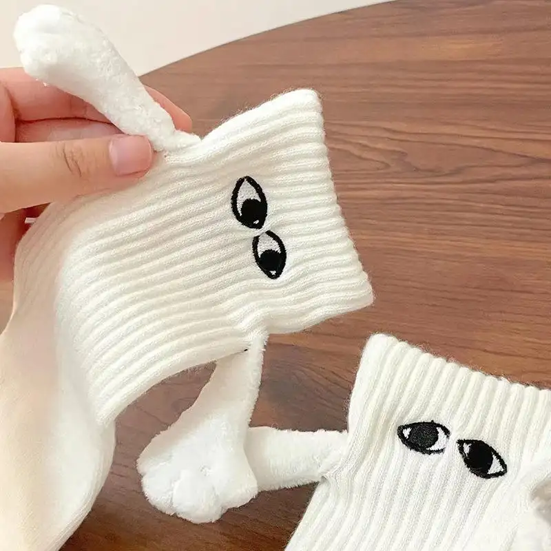 1 paire de chaussettes de couple en coton respirant et confortable avec yeux de poupée Chaussettes magnétiques pour couple Club Celebrity Ins Toe