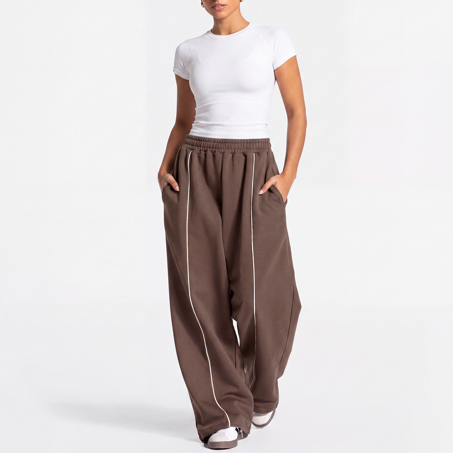 Camicie bianche + Pantaloni color caffè scuro