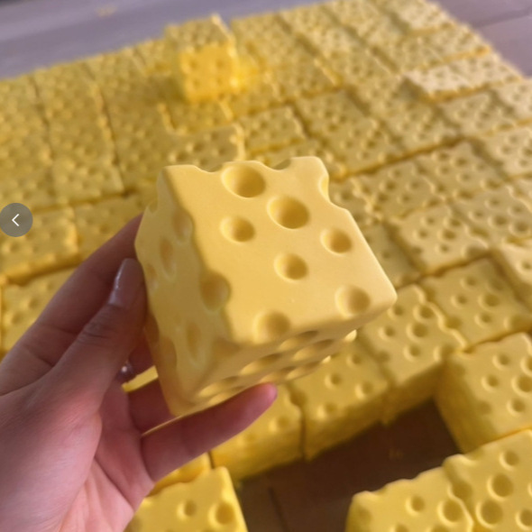 Cubos de queso suave y húmedo, pellizcados a 5 cm.