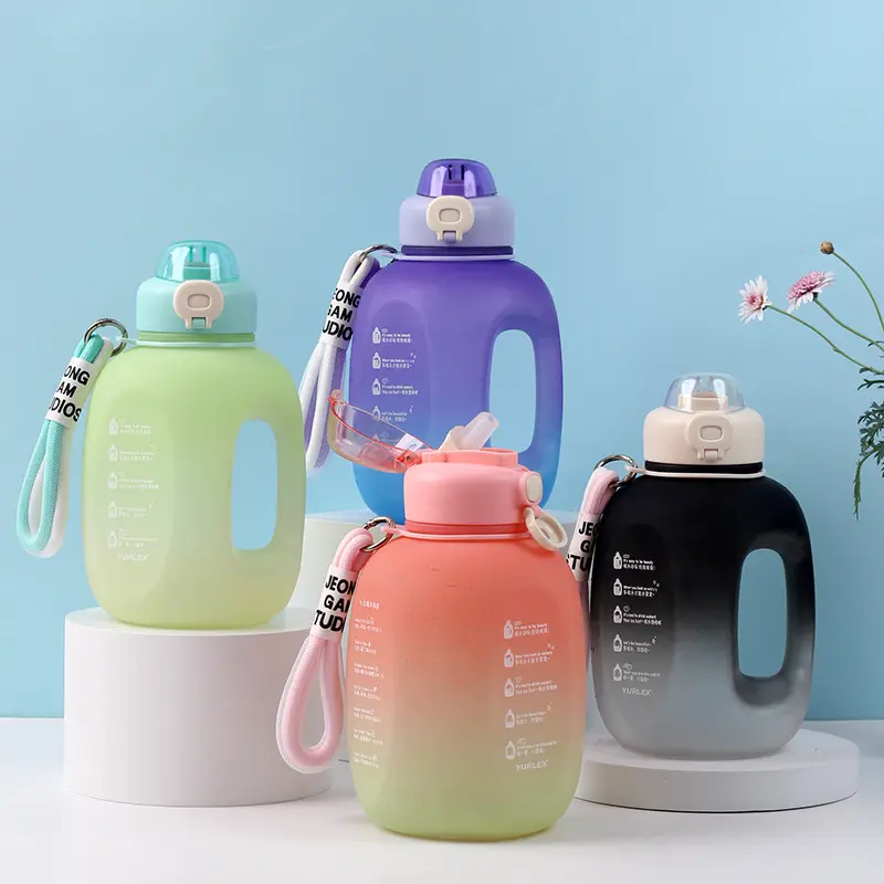 Bottiglia di acqua in plastica di grande capacità per uso alimentare materiale senza odore facile da pulire tazza per acqua sportiva con manico