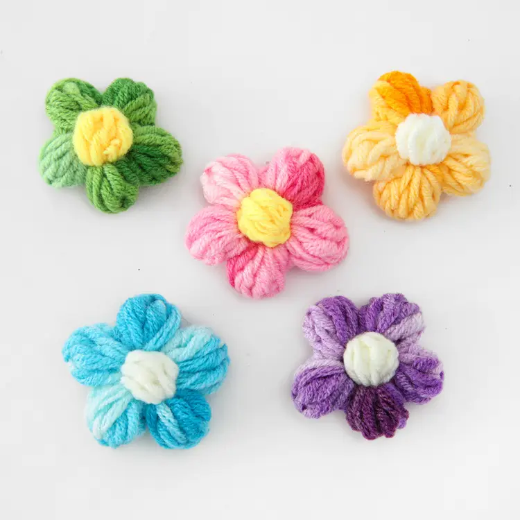 Lavorato a maglia 4.5CM simpatici fiori a sbuffo per ornamenti di stoffa Mini fiori all'uncinetto borsetta vestiti Decor accessori per gioielli fai da te