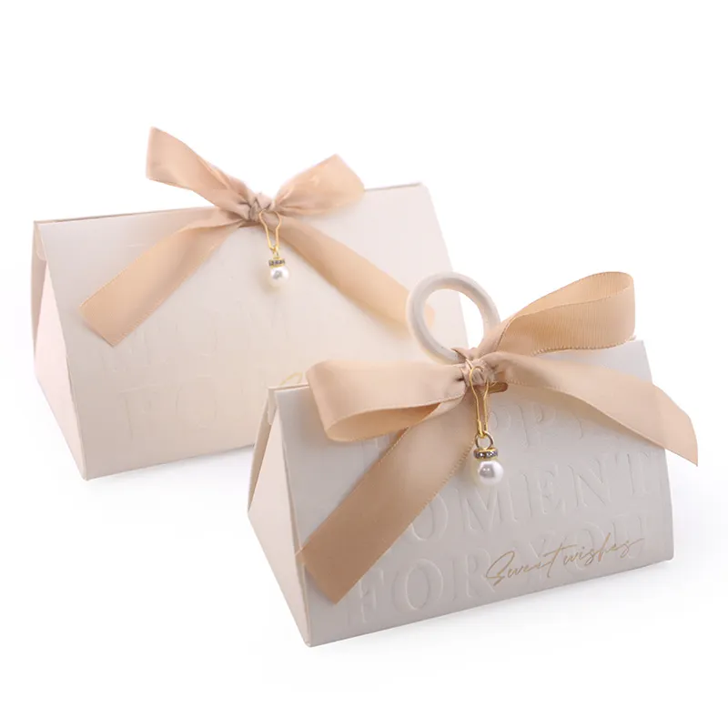 Triangle en papier kraft recyclable avec poignée cérémonie boîte à bonbons de mariage boîte-cadeau en papier créatif haut de gamme de mariage