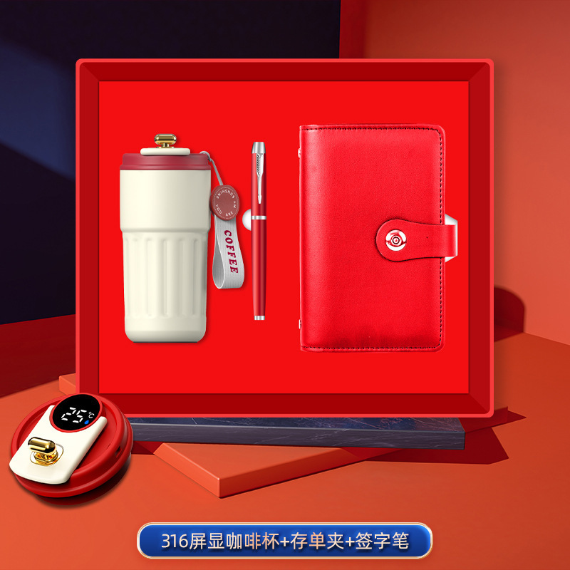 Ensemble trois pièces rouge : tasse à café, porte-dépôt et stylo.