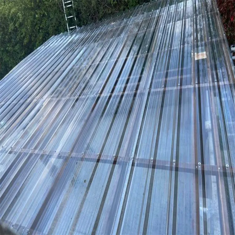 Prix usine en gros transparent en plastique polycarbonate tôle de toiture ondulée pour la construction de toitures