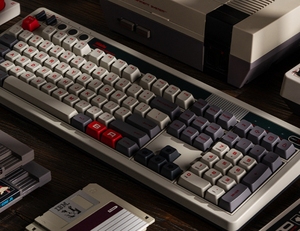 8BitDo Retro87メカニカルキーボードは、大きなキーを備えたレトロスタイルのグリーン半透明キーボードを備えています。 - Product Image 3