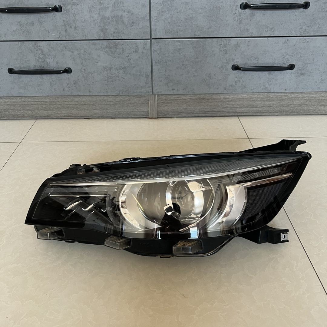 สีขาวอบอุ่น