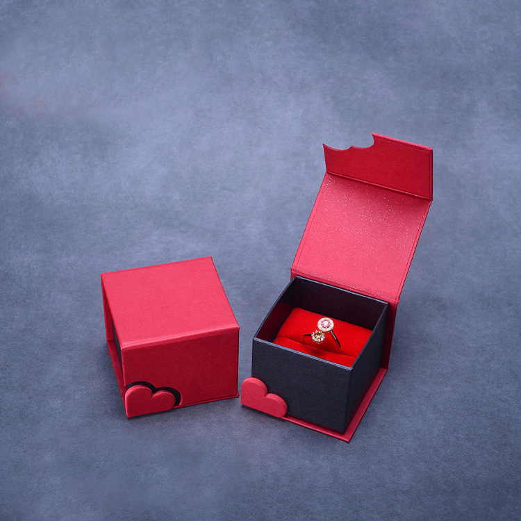 Caja de anillos de terciopelo rojo