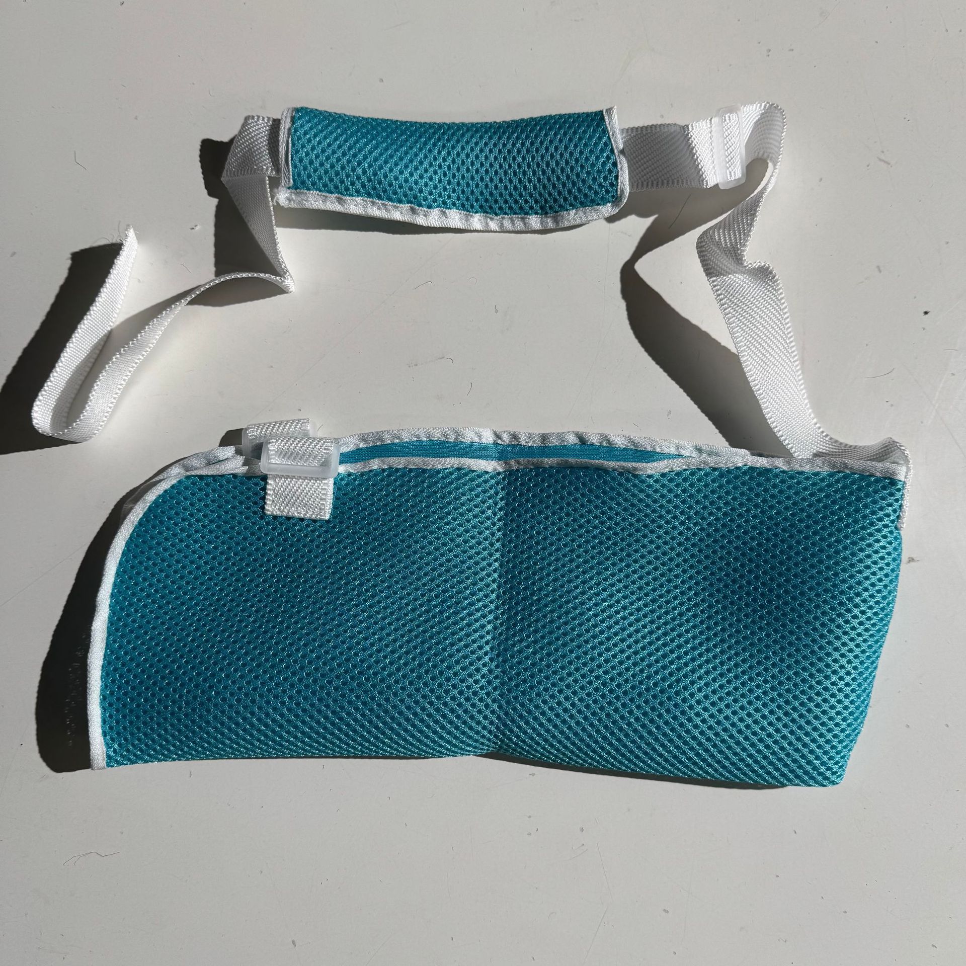 Azul claro para edades de 2 a 6 años.
