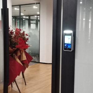 Dispositivo de reconocimiento facial de 5 pulgadas Dispositivo de reconocimiento facial Android montado en la pared
