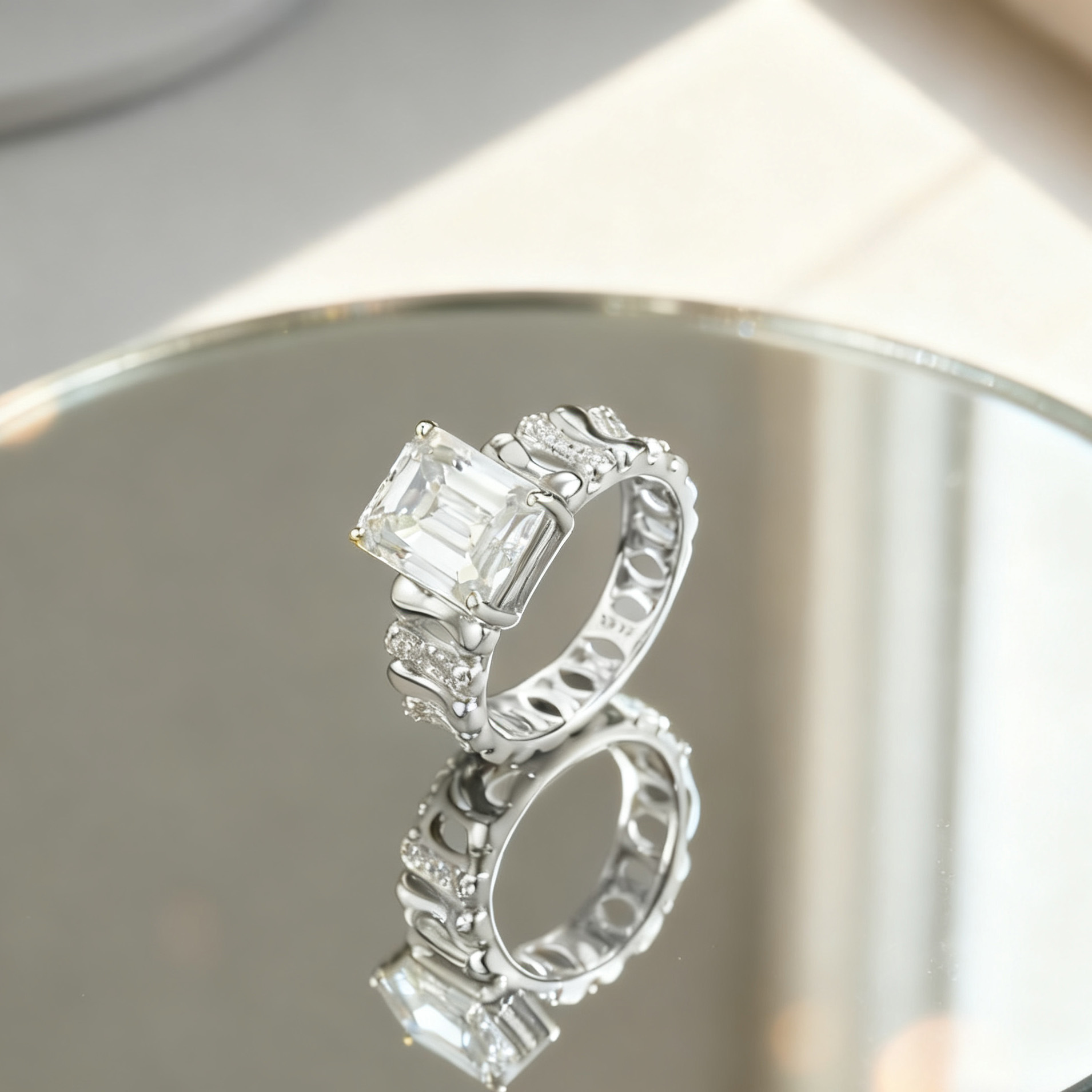 Silver-inlaid moissanite-white gold