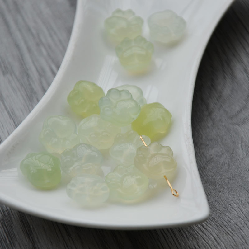 A Xiuyan jade cat's paw print with vertical holes
