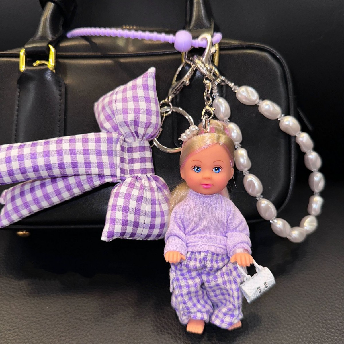 Diseño estilo "petite" con perla púrpura.