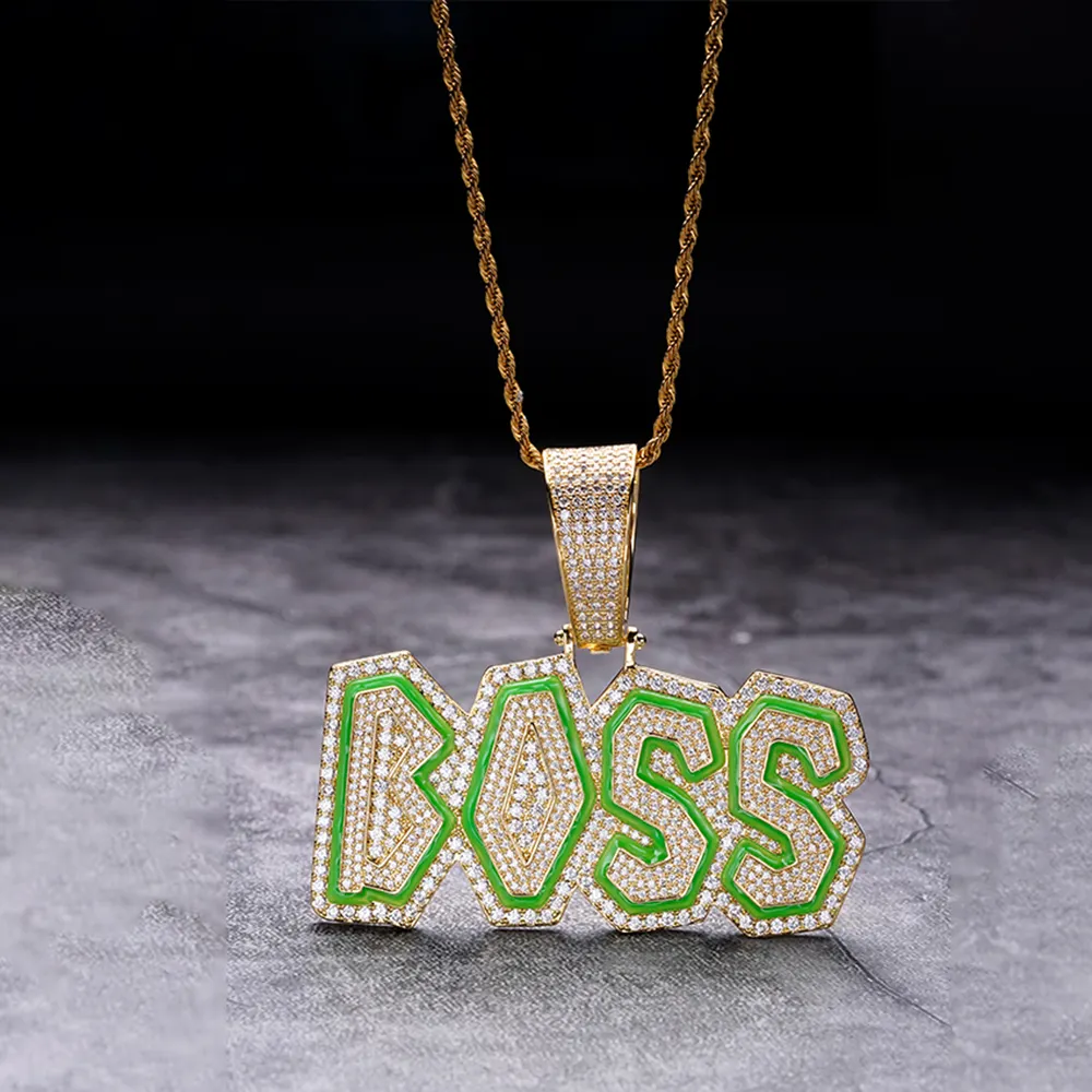 Hip Hop Personalización Latón Plata Letra inicial Boss Esmalte verde Resplandor en el colgante oscuro