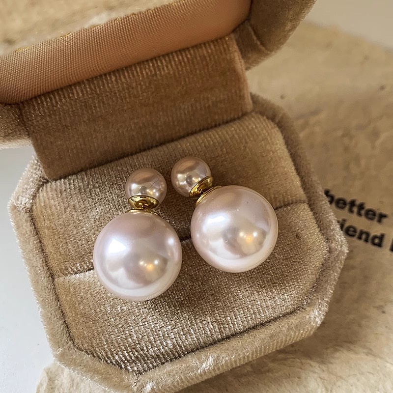 A1399 blanc "un trois portant des boucles d'oreilles de haute qualité"