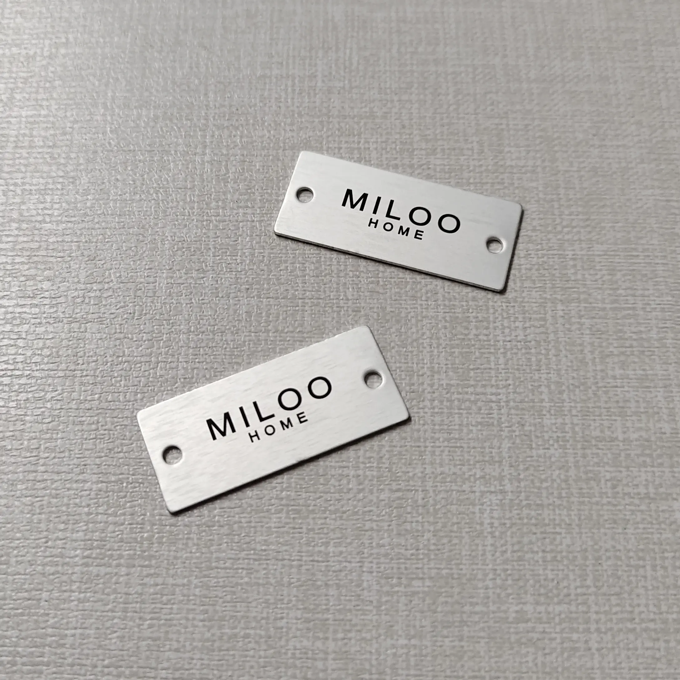 Plaque d'identification en métal de marque sanitaire personnalisée, impression gravée avec processus perforé plaque signalétique en métal