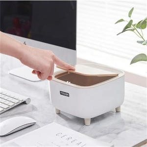<span class=keywords><strong>Mini</strong></span> escritorio hogar cocina dormitorio basura cubo de basura con prensa tapa superior cubo de basura de plástico