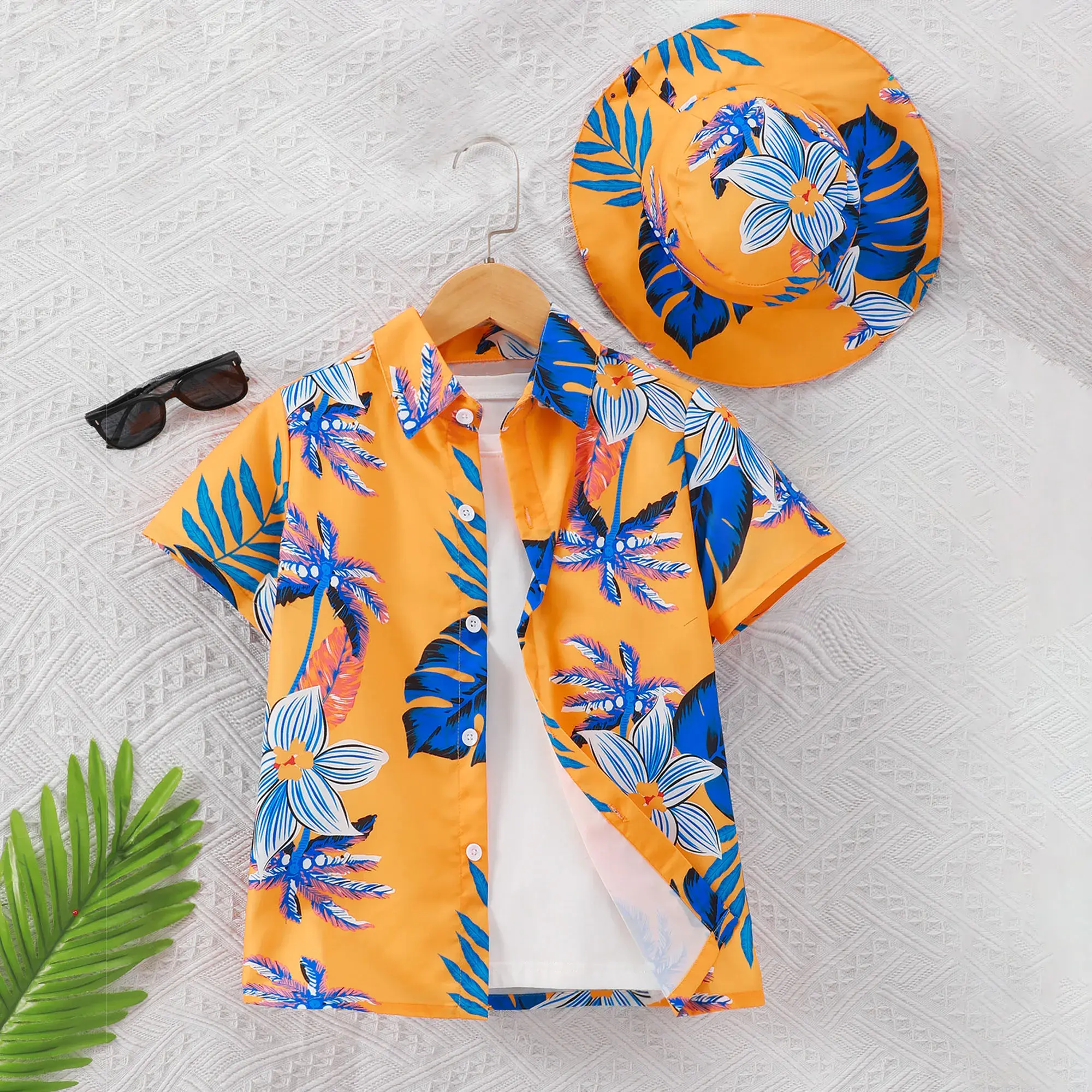 Top confortável casual de manga curta com estampa de flores e flores para meninos, camisa com chapéu estilo praia e férias, ideal para o verão