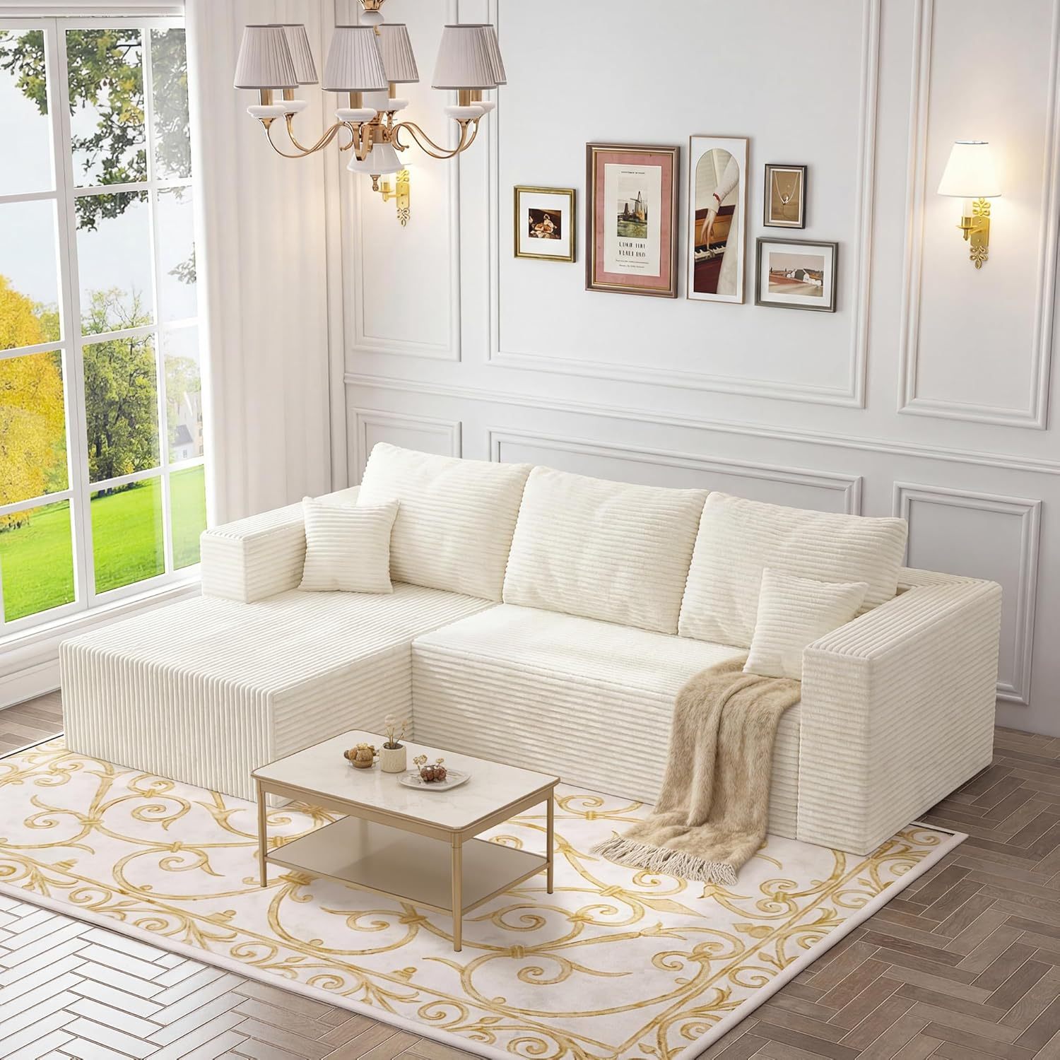 Chaise beige orientée vers la gauche