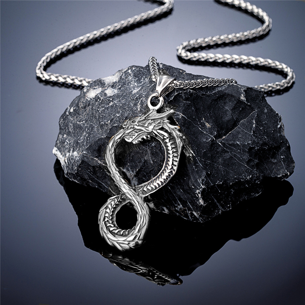 Collier en acier inoxydable avec pendentif couleur acier.