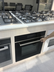 56 L/60 cm 8 פונקציות מלא מגע עם תצוגת LED מובנה חשמלי תנור