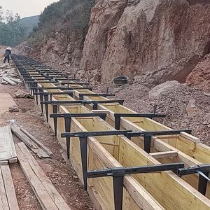 Ván khuôn nhựa-thép làm vật liệu xây dựng: dạng bê tông tuyệt vời với các mẫu cột vuông dễ kết nối - Product Image 1