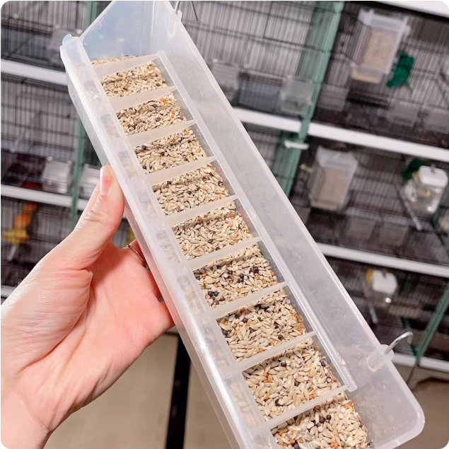 Grande boîte d'alimentation blanche