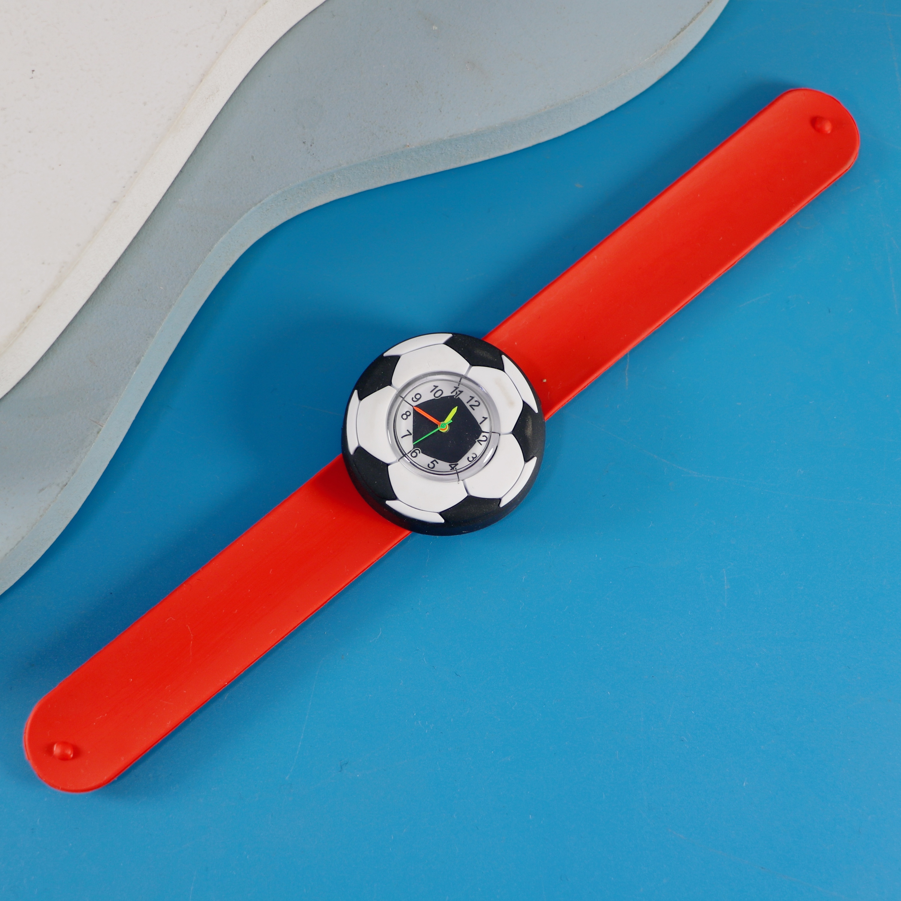 Correa de reloj roja con estampado de fútbol.