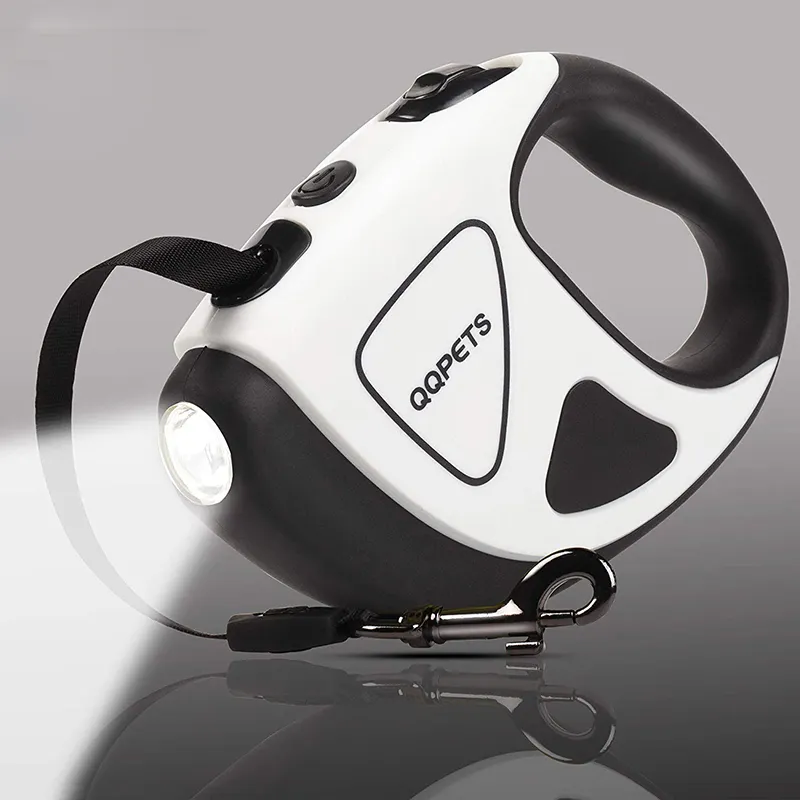 QQPETS-correa retráctil para perro, con luz LED brillante, correas para caminar, duradera, automática, con diseño de logotipo personalizado