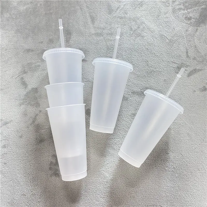 Promosyon hediyeler popüler kupalar BPA ücretsiz 24oz 700ml kullanımlık buzlu şeffaf plastik buzlu soğuk bardak kapaklı ve saman yaz