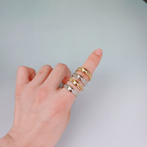 Anillo de Joyería de Lujo Vintage de Moda con Diseño de Serpiente de Tres Capas y Textura Abultada - Product Image 2