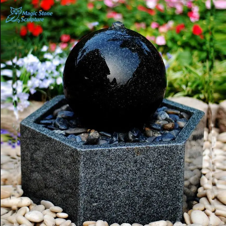 Caratteristica dell'acqua della sfera del granito della fontana di pietra liscia lucidata palla nera all'aperto per il Patio del prato inglese del giardino