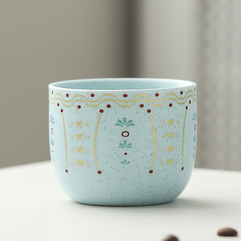 Taza de café de cerámica con estampado azul