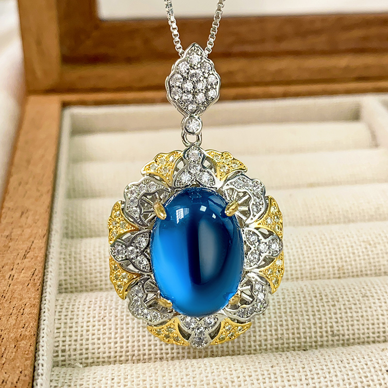 Pendentif cristal pointu bleu avec chaîne vénitien.
