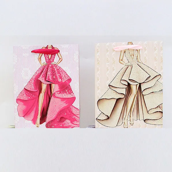 थोक OEM अनुकूलित सस्ते पुनर्नवीनीकरण महिलाओं पोशाक शैली फैंसी कागज उपहार बैग