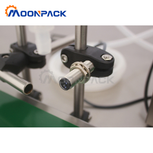 Moonpack שליטה דיגיטלית אוטומטית מיני בושם בקבוק מכונת מילוי נוזל עם חגורת מסוע