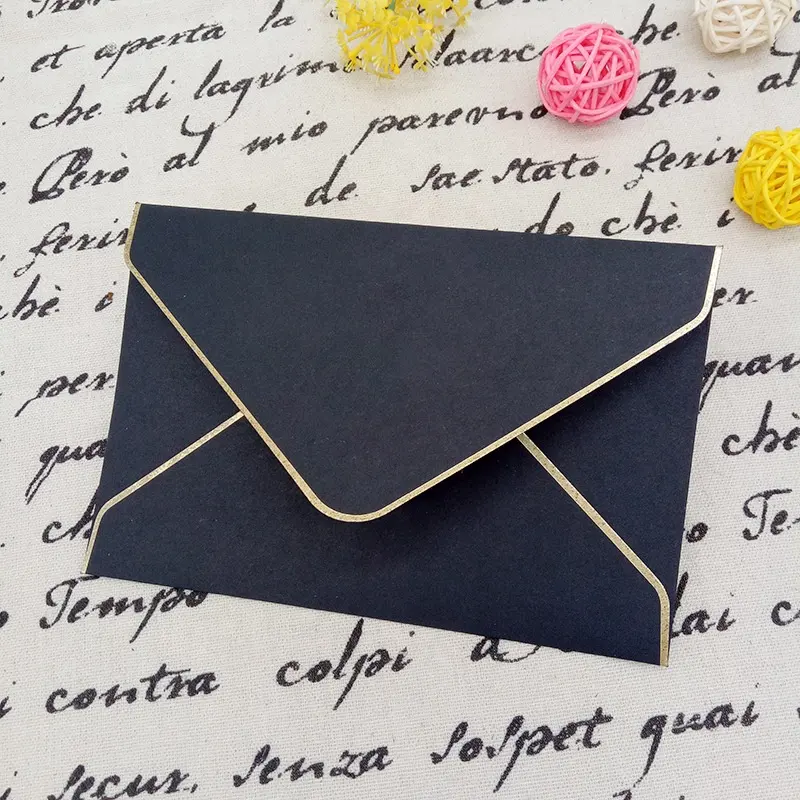 Envelopes de papel preto da folha de ouro feitos à mão para o casamento