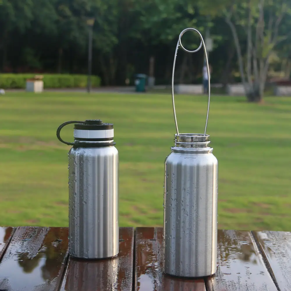 Une tasse d'eau en acier inoxydable Offre Spéciale de 750ML et une bouteille d'eau de 1000ML avec un cintre pour étaler la bouche