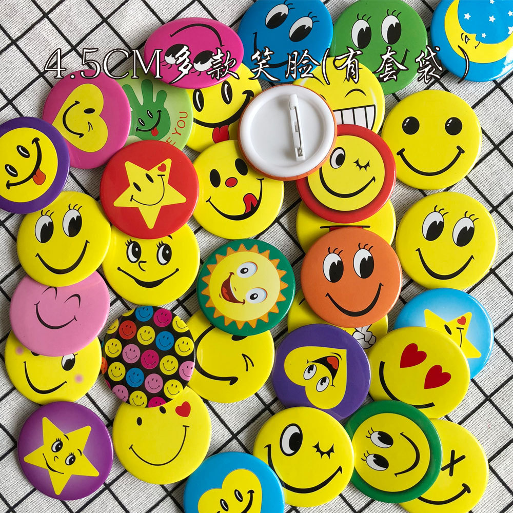 4.5 plusieurs visages souriants