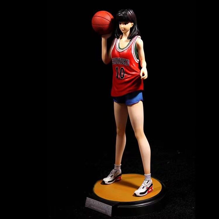Akamiko (in red)