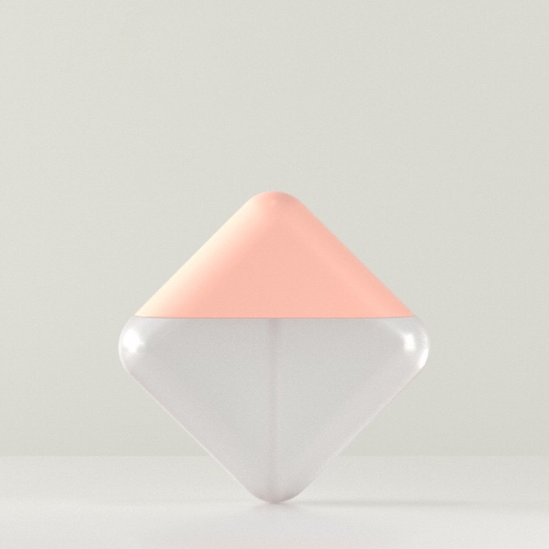 Pompe blanche, couvercle rose.