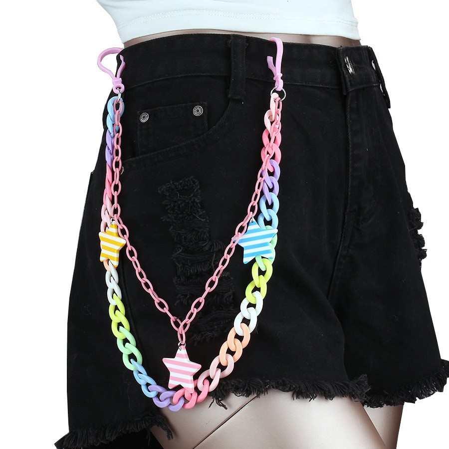 Cadena para pantalón con colgante de estrella de cinco puntas a rayas.