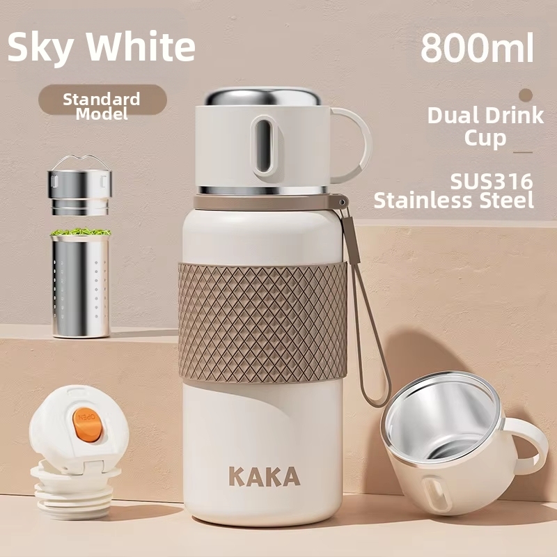 Separación de té y agua en color blanco hueso.