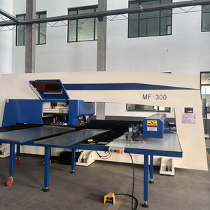 Punzonadora de torreta CNC para hojas de metal con funciones de servo grabado, estampado y punzonado - Product Image 1