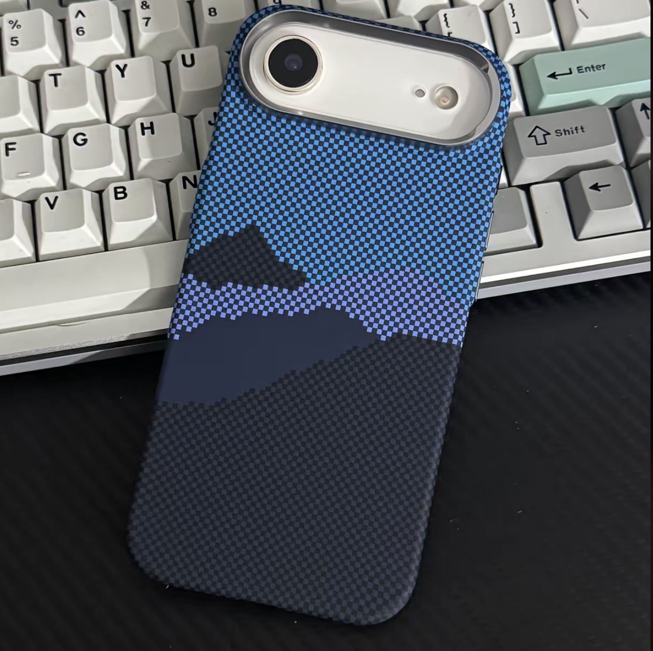 Patrón magnético alpino azul de montaña y río.