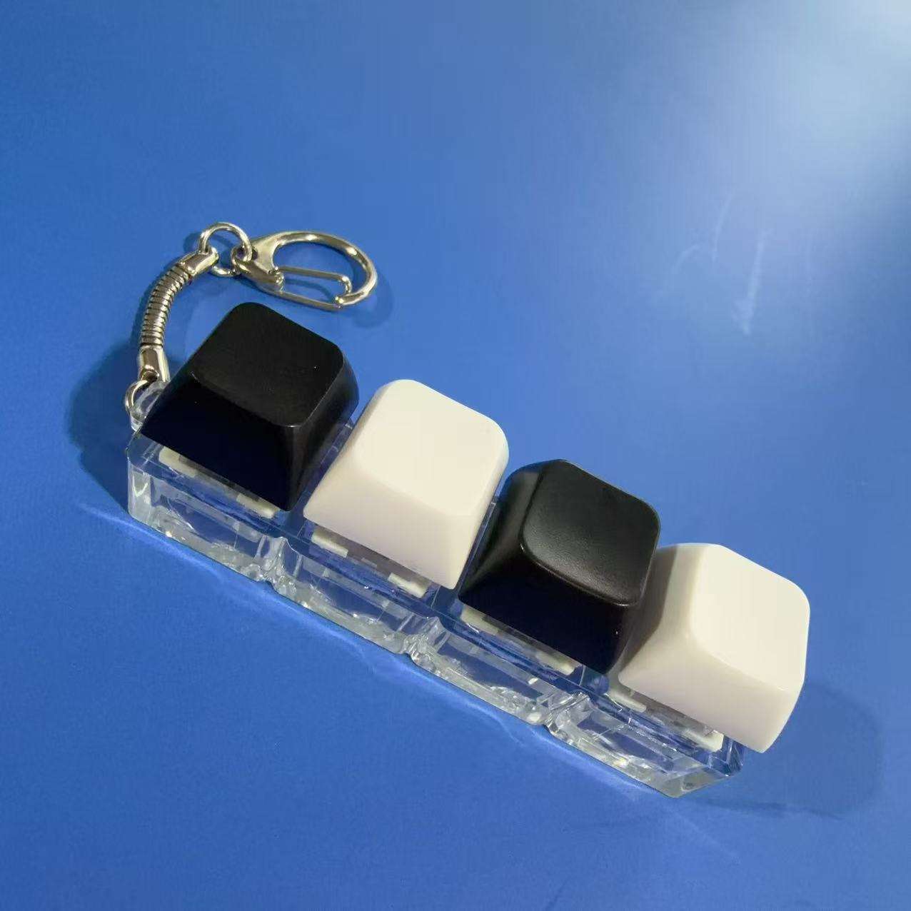 Coque transparente à quatre touches - noir et blanc - chaîne en os de serpent