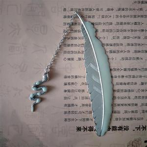 夜光羽毛书签夜光复古发光七星蛇金属书签荧光蛇形书签