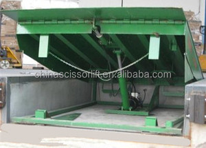 Nivelador de muelle estacionario equipado con descarga para proceso de transporte de vehículos de carga pesada