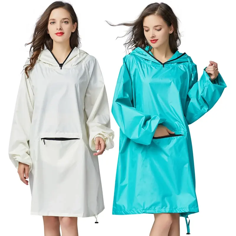 Poncho de pluie imperméable élégant pour femme avec manches à capuche et grande poche à l'avant.